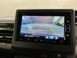 リバースギアに入れるだけで後方の表示へ切り替わります。夜間や雨の日の駐車も楽になりますよ。