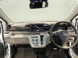 【見晴らしの良い運転席】フロントガラスが広く周囲を見渡しやすい設計です。自然な姿勢で運転に集中しやすい環境が整っており、日々の運転に安心感をプラスします。