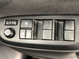 パワーウィンドのスイッチです。運転席に座りながら、助手席や後席の窓を開け閉めできるので大変便利ですよ。
