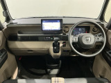 使いやすいレイアウトのダッシュボード周辺です。オートエアコンや小物入れなど嬉しい装備が満載です。