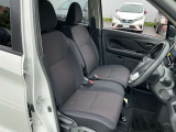 運転席は広くゆったりとした空間です。