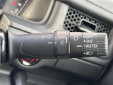 【オートライト(AUTO)】外の明るさをシステムが感知して、自動でヘッドライトが点灯します。ヘッドライトをつけ忘れを防ぐ便利機能です。