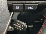 クルーズコントロール機能が付いています。 速度を設定するとアクセルを踏まなくても一定の速度で走ることができます。  高速道路ではとても便利な装置なんです。
