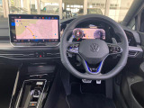 上質な本革を採用したステアリングホイールです。このなめらかな手触りは上位モデルと同じ質感となっており、運転操作がしやすいデザイン設計となっております。