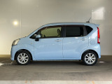 弊社のお客様からの下取り車で入荷しました。外装は経過年数相応の小さな擦り傷、凹み傷等はございますが、大きく目立つ物ではございません。内外装ともにコンディション良好なお車です。