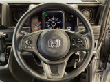 運転にかかわる様々な操作を安全に行えるように視点移動が少なく操作性に配慮されたスイッチ類が凝縮されたコクピットです。