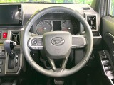 インテリアに合わせたデザインのステアリングは、運転される方のことも考え、運転しやすい形状、大きさです。是非一度、実際に触ってお確かめください。