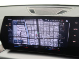 【純正ナビゲーション】BMWのナビゲーションは操作性も良く、詳細な地図情報と交通状況を見やすく表示し、快適なドライビングをサポートしながら目的地までナビゲートします。