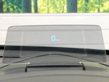 【ヘッドアップディスプレイ】現在の速度や走行情報をデジタル表示で運転席前方のガラスに投影!運転中、目線をずらさず必要な情報を確認できるのでとっても便利で安心!