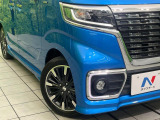【LEDヘッドライト】悪天候や夜間走行時も良好な視界を確保し安心して運転できる高輝度LEDヘッドライトを装備!点灯速度が早く、消費電力も抑えられています。