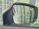 【ブラインドスポットモニタリング】走行中、ドアミラーの死角になりやすい箇所に後続車が接近するとサイドミラー付近に警告を表示、ドライバーに注意喚起をしてくれます。