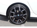 【BMWアロイホイール】軽量かつ強度に拘ったアロイホイール。走行性能ポテンシャルを引き出す設計。タイヤのサイドウォールが強化されたランフラットタイヤは、パンク時にタイヤがつぶれてもリムから外れません。