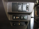両側電動スライドドア。荷物で手が塞がる時など簡単にドアの開閉が出来ます。視認性もよく操作しやすいインパネ回りのスイッチ類です。