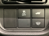 ハンドルの右下にHondaセンシング用のVSA解除スイッチとパワーテールゲートスイッチがついています。パワーテールゲートスイッチは車内からでもテールゲートの開け閉めを電動でできます。
