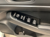 【パワーウィンドウスイッチ】ワンタッチで、パワーウインドウやドアミラーを操作できます。