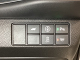 Hondaセンシング用の、VSA(ABS+TCS+横滑り抑制)解除と路外逸脱抑制機能のオンオフスイッチなどはハンドルの右側に装備しています。