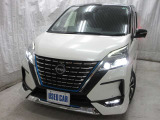 車両入庫時には、お客様より詳しくお話をお伺いさせて頂き、プロの査定士3名が「修復歴の有無」「不具合箇所の確認」等のチェックを行っておりますので、より安心してお乗り頂けるお車となります。