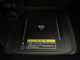 【ワイヤレス充電】車のワイヤレス充電は、スマートフォンを充電パッドに置くだけで簡単に充電できる便利な機能です。ケーブルが不要なので車内がすっきりし、運転中でも安全に使えます。