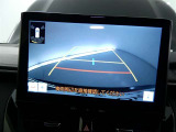 バックガイドモニター付き。車両後方の映像をナビ画面に表示し、駐車などの後退操作をサポートします。