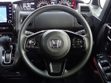 ハンドル左側にはオーディオ操作が出来るオーディオリモートコントロールスイッチ、右側にはHonda SENSINGとオートクルーズコントロールのスイッチを装備!