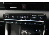 運転席と助手席、それぞれ温度調節ができ、オールシーズン快適なオートエアコンとなっております!