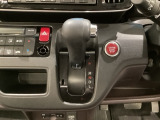 CVT車のセレクトレバーです。低速から高速まで、変速ショックのないスムーズな走りを実現するとともに、エンジン効率のよい領域を維持することで燃費にも貢献します。