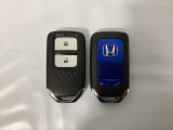 スマートキーを装備しています。鍵を差し込むことなくドアロックの開け閉めと、スタートボタン操作でのエンジンスタートができます。スペアキーも同じものを用意しております。