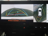 パノラミックビューモニター付きです。車両を上から見た様な映像を画面に表示。運転席からの目視だけでは見にくい、車両周辺の状況をリアルタイムでしっかり確認出来ます。