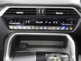 【フルオートエアコン】運転席と助手席の温度調整がそれぞれ出来るフルオートエアコン装備です。これなら暑がりなご主人、寒がりな奥様が同乗されても問題ないですね。