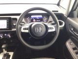 【ハンドル】運転にかかわる様々な操作を安全に行えるように視点移動が少なく操作性に配慮されたスイッチ類が凝縮されたコックピットです。