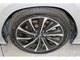 より大きく見えるデザインの純正18インチアルミホイール+225/55R18タイヤ。