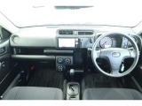 【まるまるクリーニング】内装工程では、中古車を気持ちよくお乗りいただけるよう清掃しております。シートの洗浄はもちろん、ニオイの元となるフロアカーペットまで洗浄・消臭を実施。