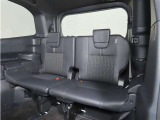 便利な5:5分割可倒式シートです。収納と乗車人数のバランスに優れています♪荷物の大きさに応じたラゲージスペースをフレキシブルに作り出せるので、シーンに応じた使い方ができます♪