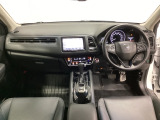 車内は光触媒抗菌消臭施工済です。インパネ周りはスタイリッシュなデザインです。グローブボックスやカップホルダーのほかにトレーなどたくさんの収納スペースが付いています。