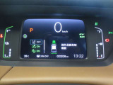 かっこいいメーター内のディスプレイには、車両情報や燃費情報、走行可能距離などの運転をサポートしてくれる便利な情報が!