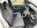 運転席まわりです。実際に座ってみて、乗り心地を体験してみてください,視界も良好です