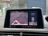 ワイドバックアイカメラ 車両後方の状況をタッチスクリーンに映し出します。距離や角度が確認できるガイドラインと俯瞰映像で停車状況が正確に把握できます。
