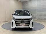お車購入のポイントとなるフロントマスクです。上質で迫力あるデザインですね☆☆
