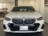 【BMWの伝統-1】BMWの特徴的な&ldquo;キドニーグリル&rdquo;は、80年以上続く伝統の形でございます。変わらないこだわりのデザインが、プレミアムブランド&ldquo;BMW&rdquo;を創り出します。