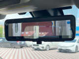 【スマートリヤビューミラー】後席の大きな荷物や同乗者で後方が確認しづらい時でも安心!カメラが撮影した車両後方の映像をルームミラー内に表示。クリアな視界で状況の確認が可能です!