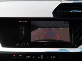 バックカメラ駐車時、後退時に後方を確認する事ができる安全快適装備になります映像だけでなくセンサーにより障害物の距離もドライバーに直感的に伝えてくれる機能になります。