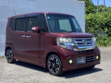 狭い駐車場でも、スライドドアならチャイルドシートへのお子さまの乗降や荷物の積載もスムーズ。とても便利な【助手席側。電動スライドドア】ドアハンドを少し引くだけでリアドアが自動開閉します。