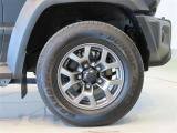 純正のアルミホイール装着車です。タイヤサイズは195/80R15です。