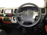 運転席まわりです。 各操作スイッチは使いやすい位置に配置されてます。