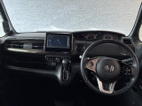 操作性に優れた運転席となります!小物入れや各ボタンの配置にこだわり、使いやすいです!座り心地もよく視認性も良好なのでロングドライブもお任せ下さい!