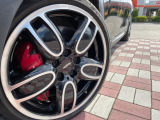 ●純正18インチアルミホイール:輸入車ならではの卓越した走りを支えるホイールと足回りです!日本車の走りに慣れている方にもぜひ体感して頂きたいほど、高いレベルでまとまっています!