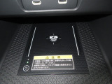ワイヤレス充電器がついています。対応スマートフォンを置くだけで充電が可能です。