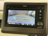 リバースギアに入れるだけで後方の表示へ切り替わります。夜間や雨の日の駐車も楽になりますよ。