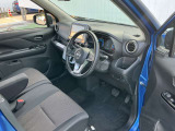 運転席と助手席はベンチシートですので、横移動もラクに出来ます。