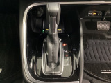 「e:HEV」は、モーター走行を中心にしながら電気エネルギーやエンジン動力を最も効率よく使い分けることができる賢いハイブリッドシステムです。サイドブレーキはスイッチ操作の電子制御パーキングブレーキです